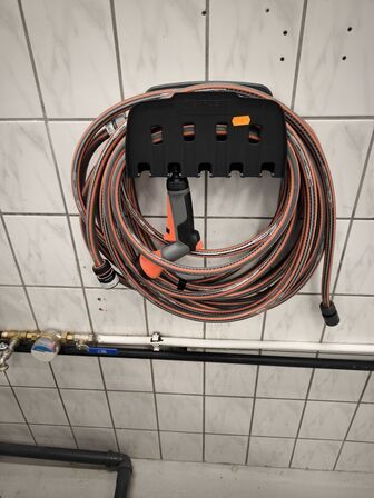 Vandslanger med pistol og kobling