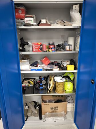 Indhold i skab (se beskrivelse)