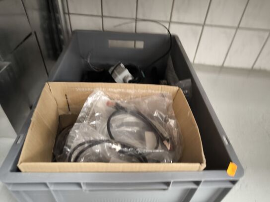 2 stk. hylder med indhold samt indhold under reol