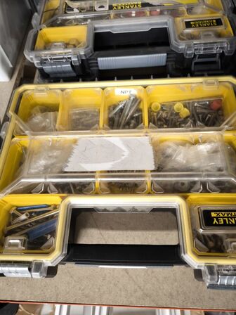 Indhold på hylder og under reol samt ved gavl