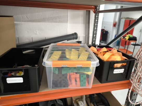 2 stk. hylder med indhold