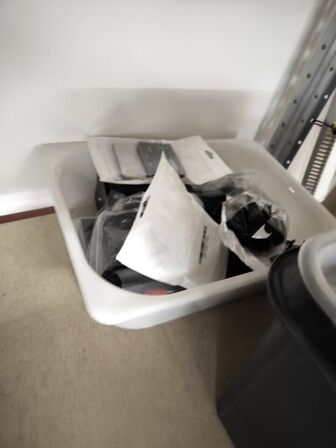 Indhold på hylder og under reol samt ved gavl