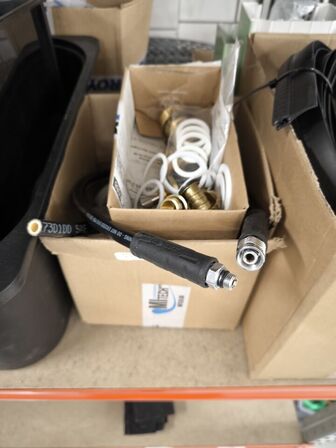 2 stk. hylder med indhold