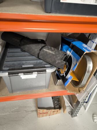 Indhold på hylder og under reol samt ved gavl