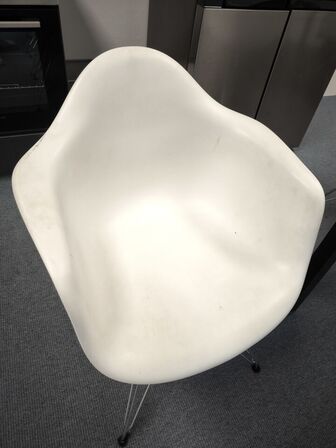 Bord med 6 stk. skalstole