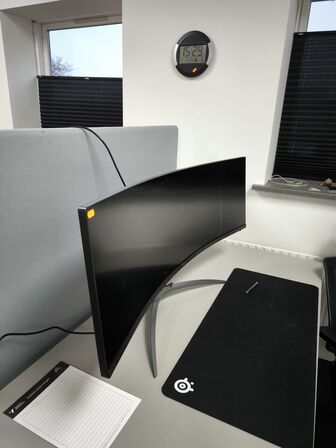 Skærm AGON 49" AG493UCX defekt (se billede)