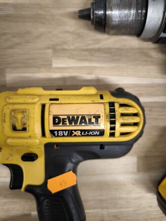2 stk. skruemaskiner DEWALT med batteri og oplader