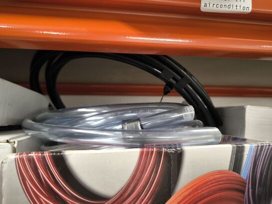 2 stk. hylder med indhold