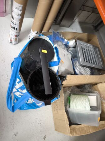 2 stk. hylder med indhold samt indhold under reol