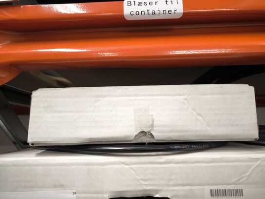 2 stk. hylder med indhold