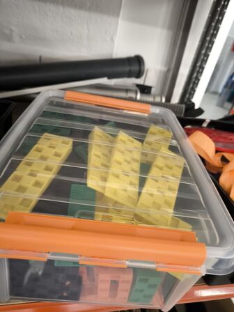 2 stk. hylder med indhold