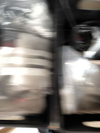 2 stk. hylder med indhold samt indhold under reol