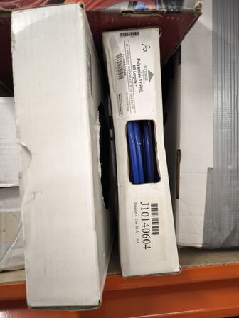 2 stk. hylder med indhold