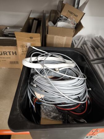 2 stk. hylder med indhold samt indhold under reol