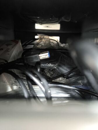 Indhold på hylder og under reol samt ved gavl