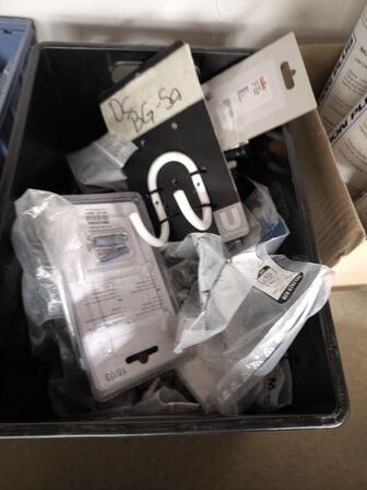 2 stk. hylder med indhold samt indhold under reol