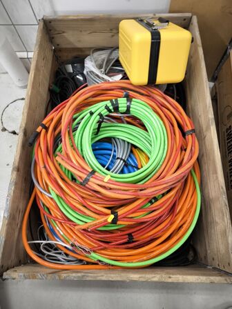 Palle med diverse kabler