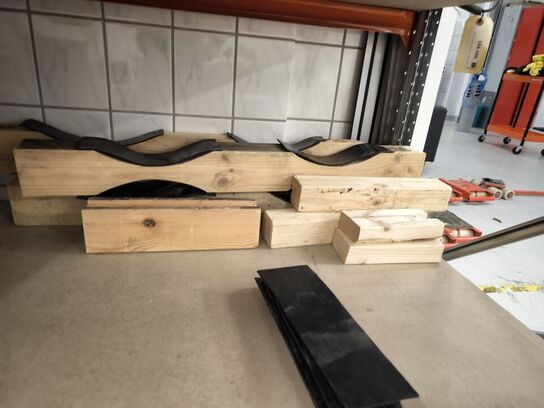 2 stk. hylder med indhold