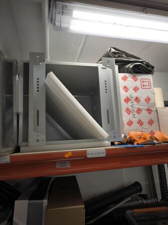 2 stk. hylder med indhold