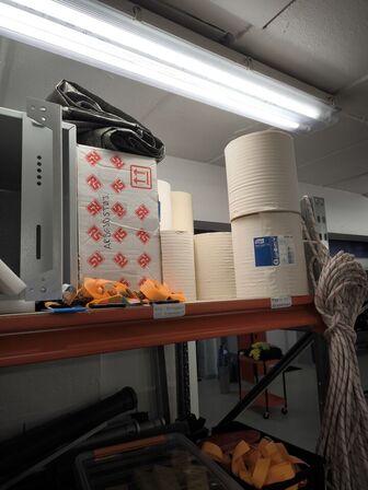 2 stk. hylder med indhold