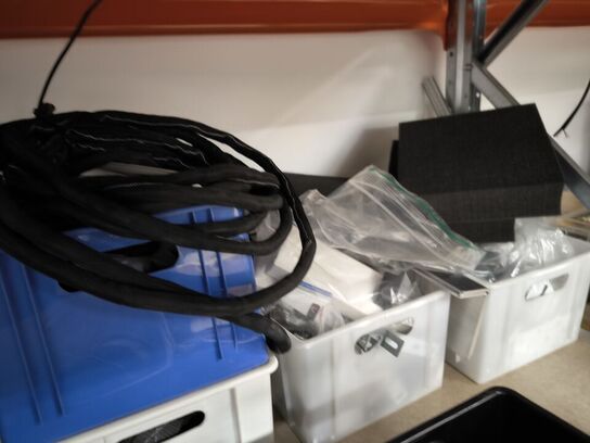 2 stk. hylder med indhold samt indhold under reol