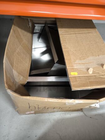 2 stk. hylder med indhold samt indhold under reol