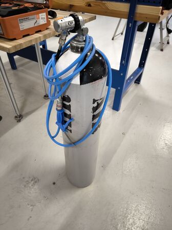 Iltflaske med slange og pistol