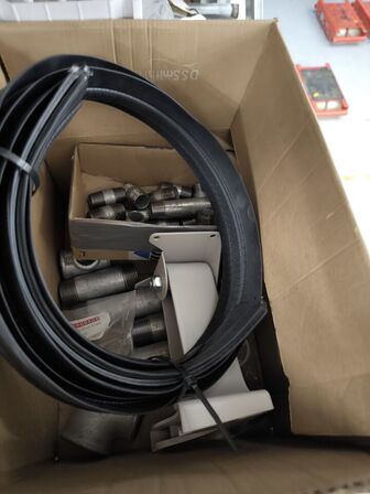 2 stk. hylder med indhold