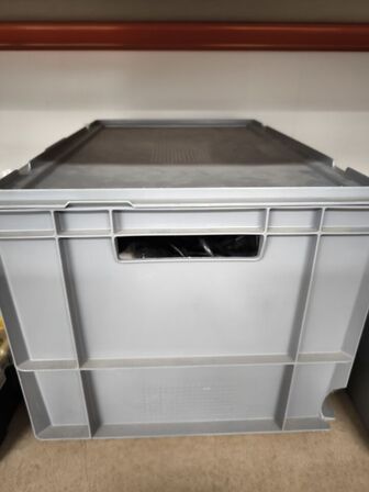 Indhold på hylder og under reol samt ved gavl