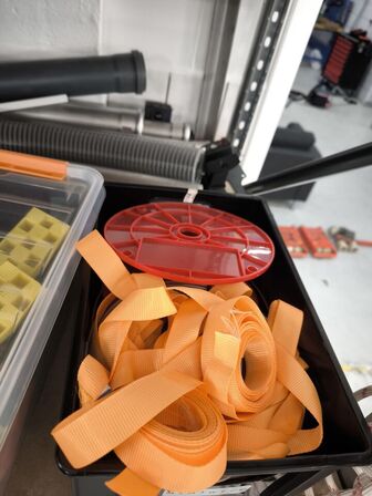 2 stk. hylder med indhold