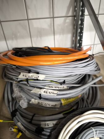 2 stk. hylder med indhold samt indhold under reol