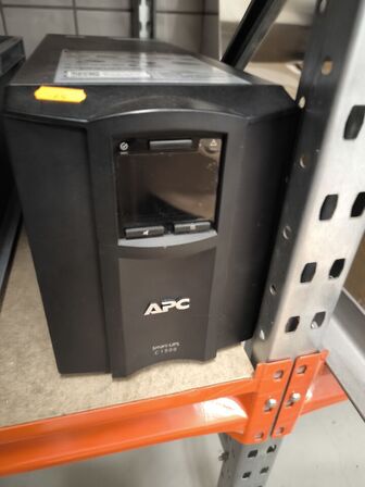 2 stk. hylder med indhold samt indhold under reol