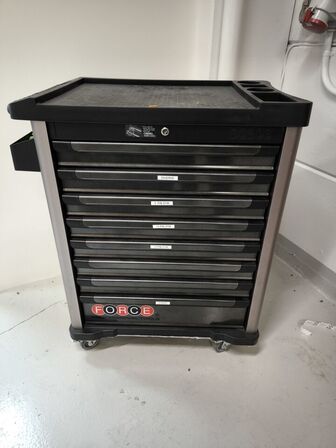 Værktøjsvogn med indhold FORCE (med nøgle)
