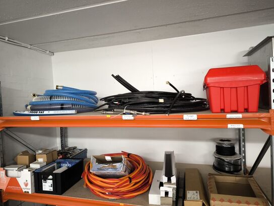 2 stk. hylder med indhold bl.a. slange