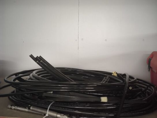 2 stk. hylder med indhold bl.a. slange