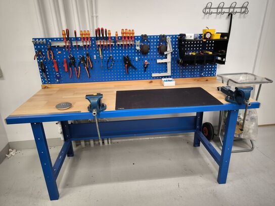 Filebænk med 2 stk. skruestik med indhold