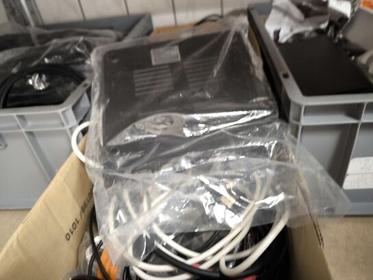 2 stk. hylder med indhold samt indhold under reol