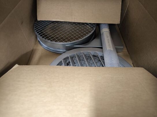 2 stk. hylder med indhold