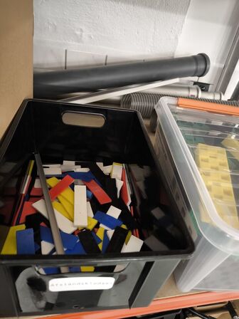 2 stk. hylder med indhold