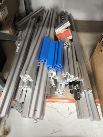 Indhold på hylder og under reol samt ved gavl