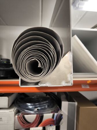 2 stk. hylder med indhold