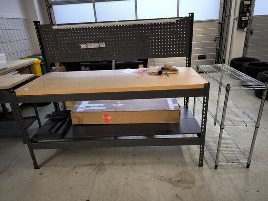 Arbejdsbord med lys samt reol