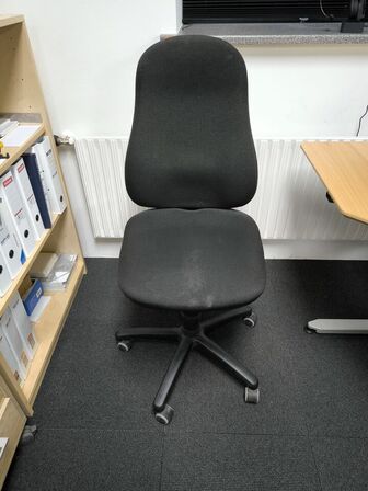 El-hæve/sænkebord kontorstol, reol og skuffemodul