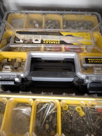 Indhold på hylder og under reol samt ved gavl