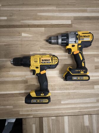 2 stk. skruemaskiner DEWALT med batteri og oplader