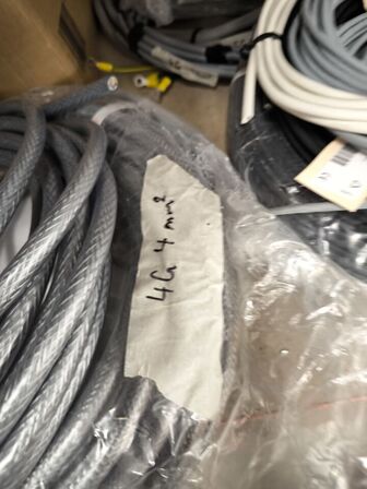 2 stk. hylder med indhold samt indhold under reol