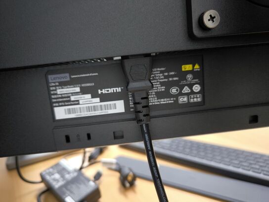 2 stk 28"  LENOVO L28u-35 skærme med LOGITECH mus og tastatur