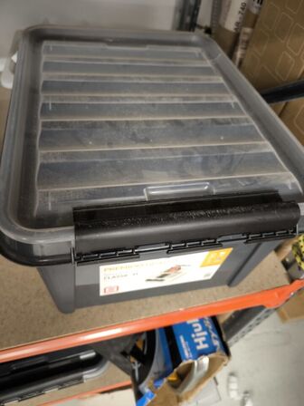 Indhold på hylder og under reol samt ved gavl