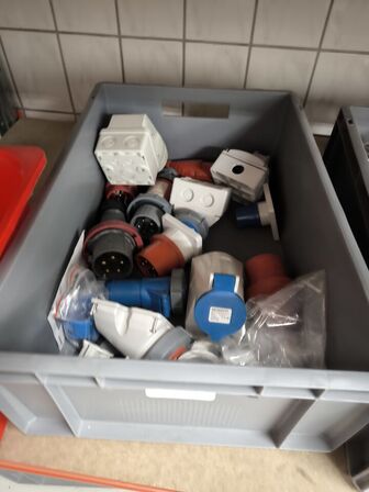 2 stk. hylder med indhold samt indhold under reol