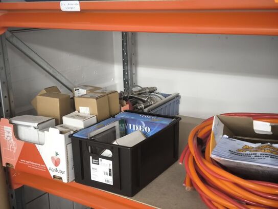 2 stk. hylder med indhold bl.a. slange